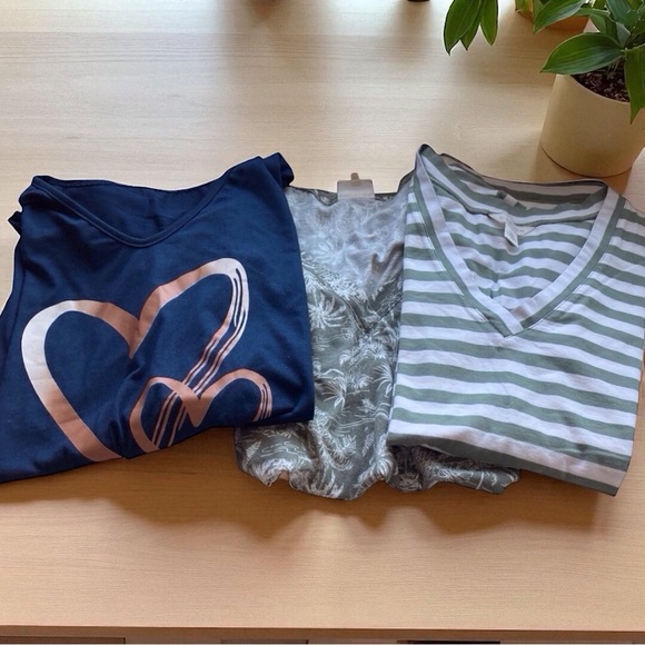 Women's Tops Bundle – Size Large Lot of 3 Trendy Tops 1 Great Deal like new cond - Picture 1 of 6